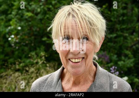 Hampton court, Surrey. 03/07/2023, Carol Klein, Gardening Expert, RHS Iconic Horticultural Hero Garden. Appuyez sur jour. Festival du jardin du palais de Hampton court 2023. Crédit : michael melia/Alay Live News Banque D'Images