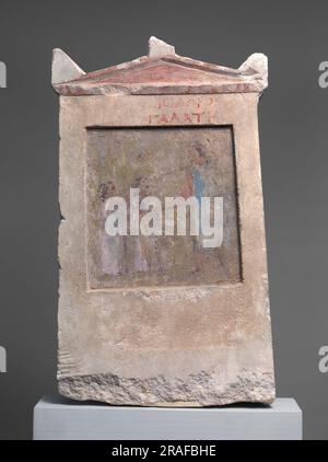 Dalle funéraire en pierre peinte avec un soldat et deux filles 275 BC par Ancient Greek Painting and Sculpture Banque D'Images