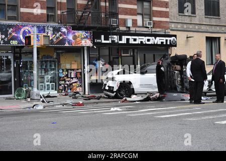 Les autorités ont vu enquêter sur les lieux du crime. Deux personnes ont été tuées et quatre autres blessées lors d'un accident à Washington Heights qui aurait pu avoir impliqué un véhicule volé. Cela s'est produit vers 6 h 45 Lundi à Audubon Avenue et West 179th Street. Une Hyundai Elantra, dont la police croit qu'elle a été volée à la fin du mois de juin, voyageait vers le nord sur Audubon lorsqu'elle est entrée en collision avec une Jeep qui allait vers l'ouest le 179th. Cinq personnes étaient dans l'Elantra à l'époque. Deux d'entre eux ont été prononcés mort à New York Presbytérien-Columbia. Une troisième personne était dans un état critique dans le même hôpital. Deux autres dans le Hy Banque D'Images