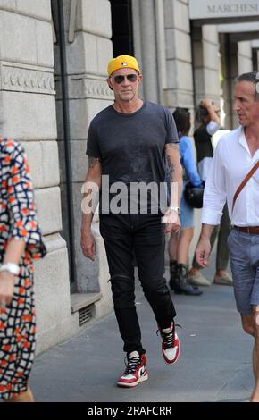 Milan, . 03rd juillet 2023. Milan, 03-07-2023 Chad Smith, batteur américain du groupe rock 'Red Hot Chili Peppers', dans un classement établi par le magazine Rolling Stone, a été placé en 64th place dans le classement des 100 meilleurs batteurs de tous les temps. Ici, il marche, tout seul et sans escorte, à travers les rues du centre, portant un chapeau et des lunettes noires afin de ne pas être reconnu par les fans qui ont été stationnés pendant des jours sous leur hôtel où ils restent. Crédit : Agence photo indépendante/Alamy Live News Banque D'Images