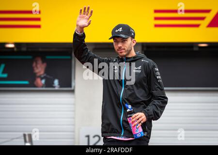 Spielberg, Autriche, 02/07/2023, le pilote français de l'équipe BWT Alpine F1, Pierre Gasly, a vu pendant le défilé des pilotes en vue du Grand Prix autrichien de F1. Max Verstappen a gagné tout le possible lors du Grand Prix autrichien de F1. Il a pris la pole position lors de la séance de qualification de vendredi, a pris la pole pendant Sprint Shootout, a gagné la course Sprint et a terminé le week-end au Red Bull Ring avec une victoire confortable devant le pilote monégasque de Ferrari Charles Leclerc. Sergio Perez, coéquipier de Verstappen, du Mexique, est arrivé troisième après un remarquable pilote de 15th places sur la grille de départ. Banque D'Images