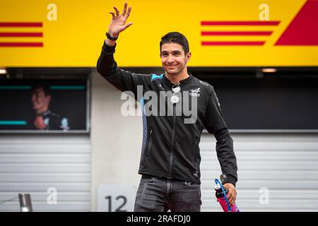 Spielberg, Autriche, 02/07/2023, Esteban Ocon, pilote français de l'écurie BWT Alpine F1, vu lors du défilé des pilotes en vue du Grand Prix autrichien de F1. Max Verstappen a gagné tout le possible lors du Grand Prix autrichien de F1. Il a pris la pole position lors de la séance de qualification de vendredi, a pris la pole pendant Sprint Shootout, a gagné la course Sprint et a terminé le week-end au Red Bull Ring avec une victoire confortable devant le pilote monégasque de Ferrari Charles Leclerc. Sergio Perez, coéquipier de Verstappen, du Mexique, est arrivé troisième après un remarquable pilote de 15th places sur la grille de départ. Banque D'Images