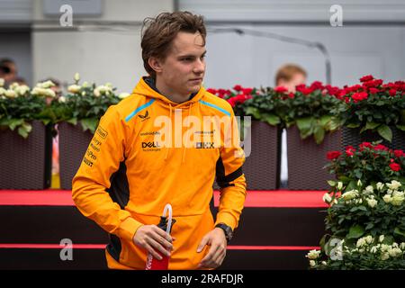 Spielberg, Autriche, 02/07/2023, Oscar Piastri, pilote australien de l'écurie McLaren F1, vu lors du défilé des pilotes en prévision du Grand Prix autrichien de F1. Max Verstappen a gagné tout le possible lors du Grand Prix autrichien de F1. Il a pris la pole position lors de la séance de qualification de vendredi, a pris la pole pendant Sprint Shootout, a gagné la course Sprint et a terminé le week-end au Red Bull Ring avec une victoire confortable devant le pilote monégasque de Ferrari Charles Leclerc. Sergio Perez, coéquipier de Verstappen, du Mexique, est arrivé troisième après un remarquable pilote de 15th places sur la grille de départ. Banque D'Images