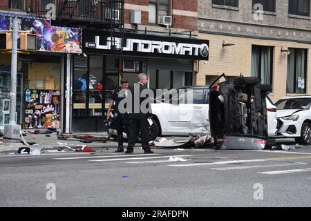 Les autorités ont vu enquêter sur les lieux du crime. Deux personnes ont été tuées et quatre autres blessées lors d'un accident à Washington Heights qui aurait pu avoir impliqué un véhicule volé. Cela s'est produit vers 6 h 45 Lundi à Audubon Avenue et West 179th Street. Une Hyundai Elantra, dont la police croit qu'elle a été volée à la fin du mois de juin, voyageait vers le nord sur Audubon lorsqu'elle est entrée en collision avec une Jeep qui allait vers l'ouest le 179th. Cinq personnes étaient dans l'Elantra à l'époque. Deux d'entre eux ont été prononcés mort à New York Presbytérien-Columbia. Une troisième personne était dans un état critique dans le même hôpital. Deux autres dans le Hy Banque D'Images