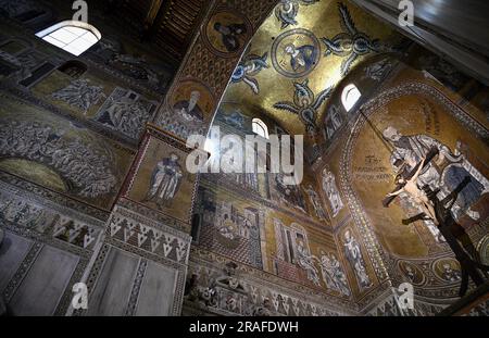 Apsidiole de San Paolo avec Jésus sur la croix au style baroque byzantin Cattedrale di Santa Maria Nuova à Monreale Sicile, Italie. Banque D'Images