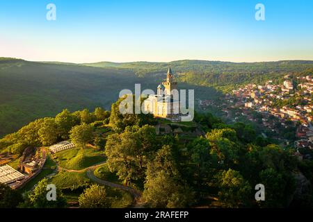 Forteresse de Tsarevets à Veliko Tarnovo dans une belle journée d'été, Bulgarie 2023 Banque D'Images