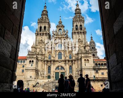 Santiago, Espagne. 02nd juin 2023. On voit des pèlerins se reposer à l'extérieur de la cathédrale. Le Camino de Santiago (le chemin de Saint James) c'est l'une des grandes routes de pèlerinage au monde. Le dernier 100 km de Saint-Jacques-de-Compostelle est le minimum de marche requis pour obtenir la Compostelle, un certificat délivré par le Bureau de l'attention du pèlerin à Saint-Jacques. Pour cette raison de plus en plus de pèlerins commencent de Sarria qui marque le dernier 100 km sur sept itinéraires différents de Camino. Crédit : SOPA Images Limited/Alamy Live News Banque D'Images