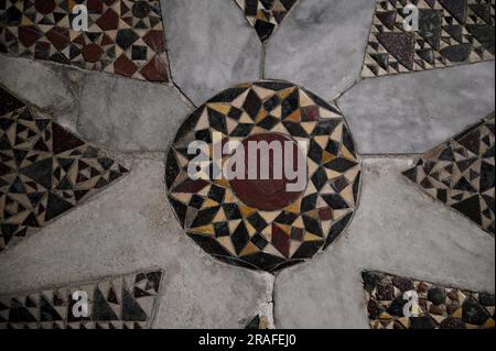 Sol médiéval en mosaïque cosmatesque à l'intérieur du style baroque Cattedrale di Santa Maria Nuova à Monreale, Sicile. Banque D'Images