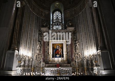 Fresque représentant Madonna et l'enfant sur l'autel latéral nord du style baroque Cattedrale di Santa Maria Nuova à Monreale Sicile, Italie. Banque D'Images