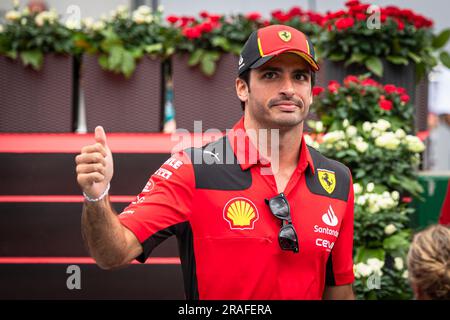 Carlos Sainz, pilote espagnol de la Scuderia Ferrari, vu lors du défilé des pilotes en vue du Grand Prix autrichien de F1. Max Verstappen a gagné tout le possible lors du Grand Prix autrichien de F1. Il a pris la pole position lors de la séance de qualification de vendredi, a pris la pole pendant Sprint Shootout, a gagné la course Sprint et a terminé le week-end au Red Bull Ring avec une victoire confortable devant le pilote monégasque de Ferrari Charles Leclerc. Sergio Perez, coéquipier de Verstappen, du Mexique, est arrivé troisième après un remarquable pilote de 15th places sur la grille de départ. (Photo par Andreja Cencic/SOPA Images/Sipa USA) Banque D'Images