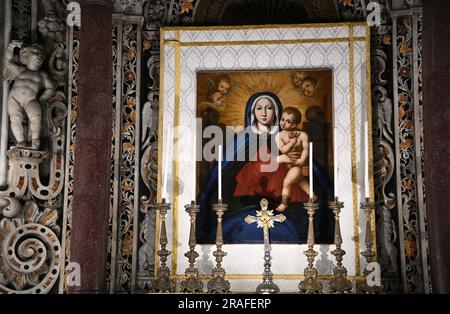 Fresque représentant Madonna et l'enfant sur l'autel latéral nord du style baroque Cattedrale di Santa Maria Nuova à Monreale Sicile, Italie. Banque D'Images