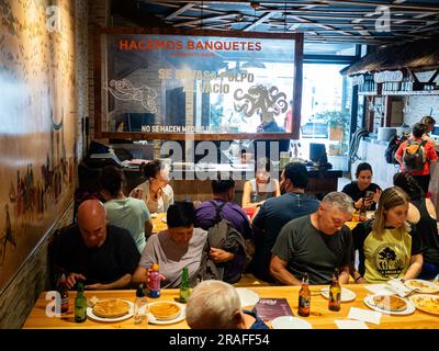 Melide, Espagne. 31st mai 2023. Les pèlerins sont vus manger du pieuvre dans l'un des locaux les plus populaires de la ville. Le Camino de Santiago (le chemin de Saint James) c'est l'une des grandes routes de pèlerinage au monde. Le dernier 100 km de Saint-Jacques-de-Compostelle est le minimum de marche requis pour obtenir la Compostelle, un certificat délivré par le Bureau de l'attention du pèlerin à Saint-Jacques. Pour cette raison de plus en plus de pèlerins commencent de Sarria qui marque le dernier 100 km sur sept itinéraires différents de Camino. (Photo par Ana Fernandez/SOPA Images/Sipa USA) Credit: SIPA USA/Alay Live News Banque D'Images