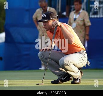 13 janvier 2018 - Talor Gooch met un putt sur le 18th trous lors de la troisième partie de l'anniversaire de l'ouverture de 20th de Sony au Waialae Country Club à Honolulu, Hawaï - Michael Sullivan/CSM (Credit image: © Michael Sullivan/Cal Sport Media) Banque D'Images