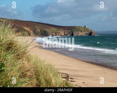 Le soleil d'automne lumineux illumine la côte cornish au sable de PRAA.la vue sur l'herbe, le sable et les falaises à la maison sur Rinsey Head avec les vagues i Banque D'Images