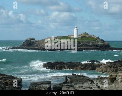 La lumière du soleil d'automne illumine la tour octogonale blanche de 26 mètres du phare de Godrevy. Construit à la fin des années 1850 et habité par trois gardiens de phare, Banque D'Images