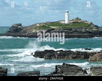 La lumière du soleil d'automne illumine la tour octogonale blanche de 26 mètres du phare de Godrevy. Construit à la fin des années 1850 et habité par trois gardiens de phare, Banque D'Images