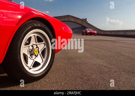 Deux Ferrari (à droite une Ferrari 599 GTB) sur le toit de Lingotto Banque D'Images