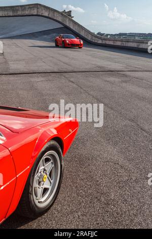 Deux Ferrari (à droite une Ferrari 599 GTB) sur le toit de Lingotto Banque D'Images