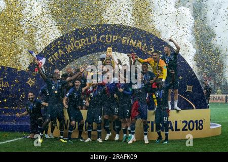 Moscow, Russland. 15th July, 2018. Philipp Lahm (World Champion 2014  Germany) presents the World Cup trophy with Natalia Vodianova (r).  GES/Football/World Championship 2018 Russia, Final: France - Croatia,  15.07.2018 GES/Soccer/Football, Worldcup 2