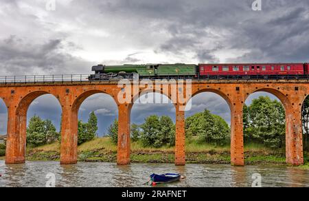 Vol Scotsman Steam train 60103 traversant le bassin de Ferryden Montrose en Écosse, qui comprend 17 arches semi-circulaires en briques rouges Banque D'Images