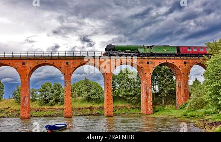 Vol Scotsman Steam train 60103 traversant le bassin de Ferryden Montrose en Écosse, qui comprend 17 arches semi-circulaires en briques rouges construites Banque D'Images