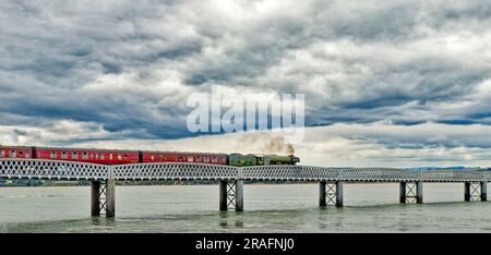 Train à vapeur de Scotsman volant traversant le viaduc ferroviaire au-dessus du bassin de Montrose et de la rivière South Esk en Écosse Banque D'Images