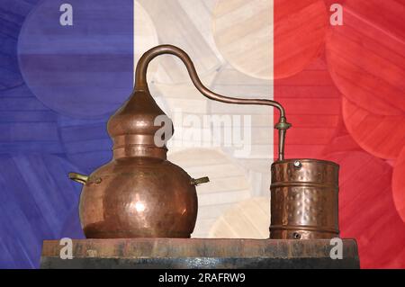 Cuivre alabik sur le fond du drapeau national de la France. Vinification et distillerie. Banque D'Images