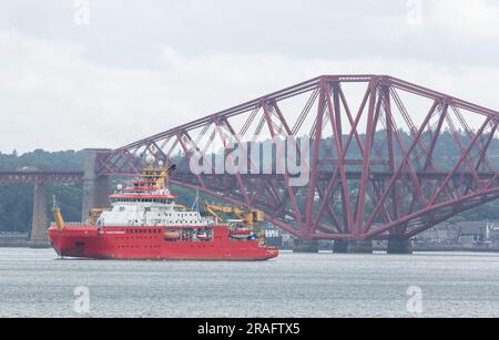 Dalgety Bay, Écosse. 03 juillet 2023. Sir RRS David Attenborough (Boaty McBoatface) Icebreaker naviguant sous le pont Forth depuis le port de Rosyth © Richard Newton / Alay Live News Banque D'Images