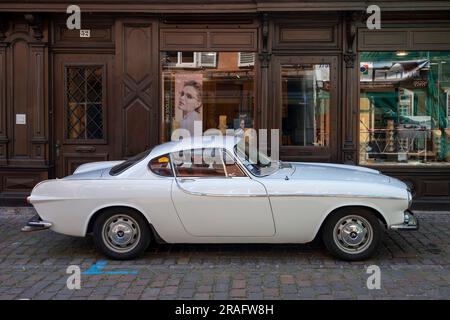 Barr, France - 06 24 2023 : ville de Barr. Vue sur une vieille voiture blanche garée dans la rue d'une rue alsacienne typique dans un village Banque D'Images