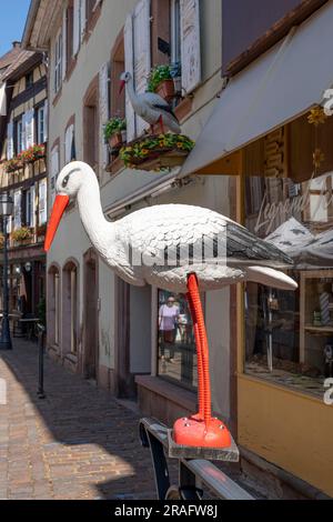 Barr, France - 06 24 2023 : ville de Barr. Vue sur une fausse cigogne dans un village alsacien Banque D'Images