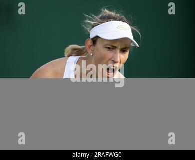 Londres, Royaume-Uni. 03rd juillet 2023. Elise Mertens Belge célèbre lors du match entre les Mertens Belges et le Slovakian Hruncakova, dans le cadre du premier tour féminin, lors du tournoi de tennis Grand Chelem de Wimbledon 2023 au All England tennis Club, dans le sud-ouest de Londres, en Grande-Bretagne, le lundi 03 juillet 2023. BELGA PHOTO BENOIT DOPPAGNE crédit: Belga News Agency/Alay Live News Banque D'Images