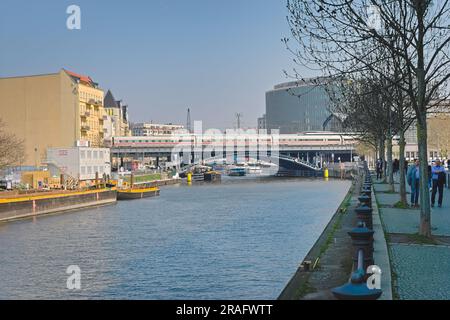 Berlin, Allemagne, 8 avril 2019: Allemagne, rivière Spree à Berlin, pont et train sur le pont Banque D'Images