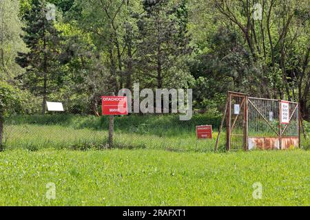 Belgrade, Serbie - 4 mai 2019: Danger Mines terrestres cyrillique Slave script rouge attention à l'installation militaire de Rakovica. Banque D'Images