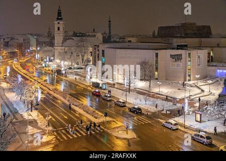 Novi Sad, Serbie - 24 janvier 2019 : vue aérienne du théâtre en centre-ville lors d'une nuit froide d'hiver avec neige. Banque D'Images
