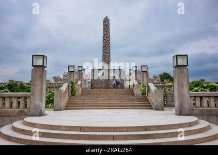 Oslo, Norvège, 20 juin 2023 : les touristes explorent le parc de sculptures de Vigeland, connu pour l'installation de sculptures de Gustav Vigeland de plus de 200 pièces fabriquées Banque D'Images