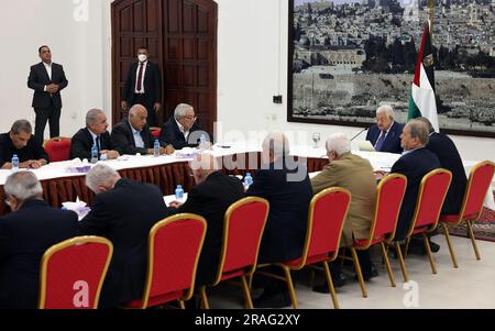 (230703) -- RAMALLAH, 3 juillet 2023 (Xinhua) -- le Président palestinien Mahmoud Abbas (2nd R) préside une réunion d'urgence des dirigeants palestiniens dans la ville de Ramallah, en Cisjordanie, sur 3 juillet 2023. La Palestine a décidé lundi de mettre fin à tous les contacts, réunions et coordination de la sécurité avec le gouvernement israélien pour protester contre les raids brutaux de ce dernier en Cisjordanie qui avaient tué huit Palestiniens et blessé 80 autres. (Bureau du Président palestinien/document via Xinhua) Banque D'Images