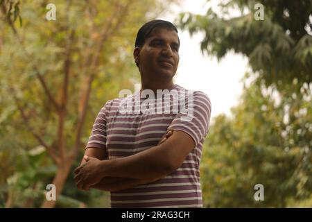 Heureux Indien vieil homme jogging dans le parc sur une piste de jogging et sentier en prenant soin de sa santé Banque D'Images