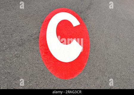 Londres, Angleterre, Royaume-Uni - 28 juin 2023 : panneau sur une route dans le centre de Londres marquant la limite de la zone de péage urbain. Personne. Banque D'Images