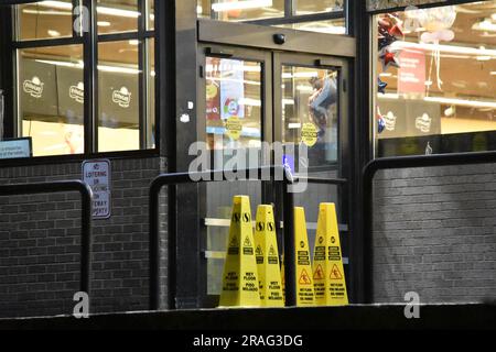 Le cocktail Molotov lancé à Safeway endommage le bâtiment. Les détectives de la Division des enquêtes criminelles du Metropolitan police Department et les agents du Bureau of Alcohol, Tobacco, armes à feu et explosifs de la Division de Washington sur le terrain sollicitent l'aide du public pour identifier les suspects et un véhicule en référence à la destruction des infractions de propriété qui se sont produites à Washington, DC, États-Unis. Vers 4 h 36, le suspect a fait exploser un engin sur le trottoir devant les portes du Nike Store situé dans le 700 pâté de maisons de H Street, au nord-est, puis a fui la scène Banque D'Images