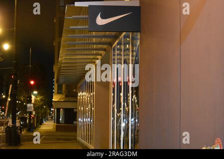 Un engin explosif a explosé sur le trottoir et a endommagé le bâtiment Nike. Les détectives de la Division des enquêtes criminelles du Metropolitan police Department et les agents du Bureau of Alcohol, Tobacco, armes à feu et explosifs de la Division de Washington sur le terrain sollicitent l'aide du public pour identifier les suspects et un véhicule en référence à la destruction des infractions de propriété qui se sont produites à Washington, DC, États-Unis. Vers 4 h 36, le suspect a fait exploser un engin sur le trottoir devant les portes du Nike Store situé dans le 700 pâté de maisons de H Street, au nord-est, t Banque D'Images