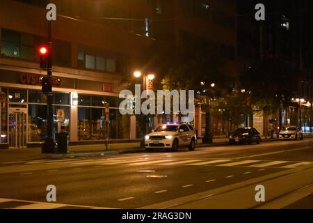 Un engin explosif a explosé sur le trottoir et a endommagé le bâtiment Nike. Les détectives de la Division des enquêtes criminelles du Metropolitan police Department et les agents du Bureau of Alcohol, Tobacco, armes à feu et explosifs de la Division de Washington sur le terrain sollicitent l'aide du public pour identifier les suspects et un véhicule en référence à la destruction des infractions de propriété qui se sont produites à Washington, DC, États-Unis. Vers 4 h 36, le suspect a fait exploser un engin sur le trottoir devant les portes du Nike Store situé dans le 700 pâté de maisons de H Street, au nord-est, t Banque D'Images