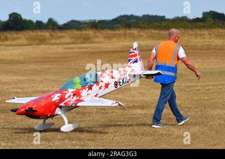 Gros avion radiocommandé en train d'accoster sur un terrain d'aviation. Banque D'Images