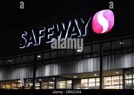 Le cocktail Molotov lancé à Safeway endommage le bâtiment. Les détectives de la Division des enquêtes criminelles du Metropolitan police Department et les agents du Bureau of Alcohol, Tobacco, armes à feu et explosifs de la Division de Washington sur le terrain sollicitent l'aide du public pour identifier les suspects et un véhicule en référence à la destruction des infractions de propriété qui se sont produites à Washington, DC, États-Unis. Vers 4 h 36, le suspect a fait exploser un engin sur le trottoir devant les portes du Nike Store situé dans le 700 pâté de maisons de H Street, au nord-est, puis a fui la scène Banque D'Images