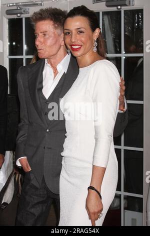 Calvin Klein et Drena de Niro assistent à la première du « W.E. » de la compagnie Weinstein au théâtre Ziegfeld de New York, sur 23 janvier 2012. Crédit photo : Henry McGee/MediaPunch Banque D'Images