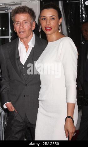 Calvin Klein et Drena de Niro assistent à la première du « W.E. » de la compagnie Weinstein au théâtre Ziegfeld de New York, sur 23 janvier 2012. Crédit photo : Henry McGee/MediaPunch Banque D'Images