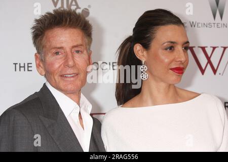 Calvin Klein et Drena de Niro assistent à la première du « W.E. » de la compagnie Weinstein au théâtre Ziegfeld de New York, sur 23 janvier 2012. Crédit photo : Henry McGee/MediaPunch Banque D'Images