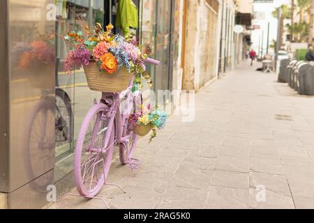 une vitrine dans la rue, près du magasin il y a un vélo rose décoré de fleurs, il y a une place pour une inscription. Photo de haute qualité Banque D'Images