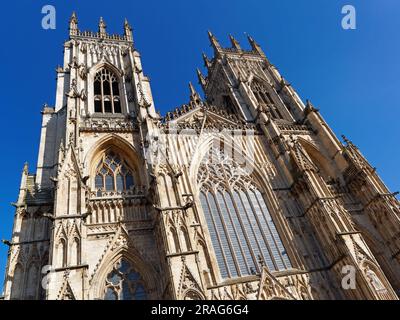 Royaume-Uni, North Yorkshire, York, West Towers et West face of York Minster Banque D'Images