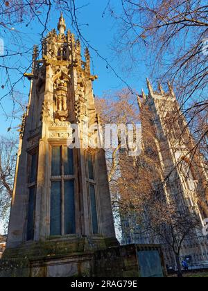 Royaume-Uni, North Yorkshire, York, West Towers of York Minster et second Boer War Memorial. Banque D'Images