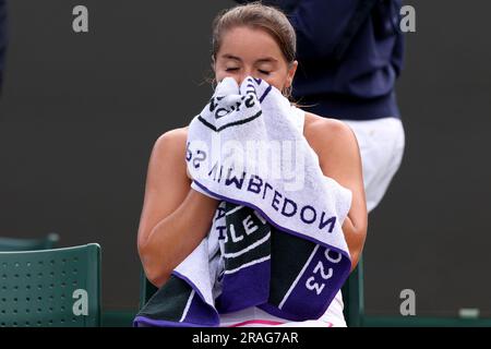 3rd juillet 2023; All England Lawn tennis and Croquet Club, Londres, Angleterre: Tournoi de tennis de Wimbledon; Jodie Burrage pendant son match avec Caty McNally Banque D'Images